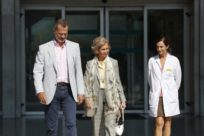 El rey Felipe VI y la reina emérita salen de la clínica Quirón, en Madrid, junto a una de los médicos de don Juan Carlos. Madre e hijo acudieron a ver al Rey emérito el sábado, pocas horas después de la intervención quirúrgica del monarca. Fueron los primeros de una larga serie de visitas que han acudido al hospital.