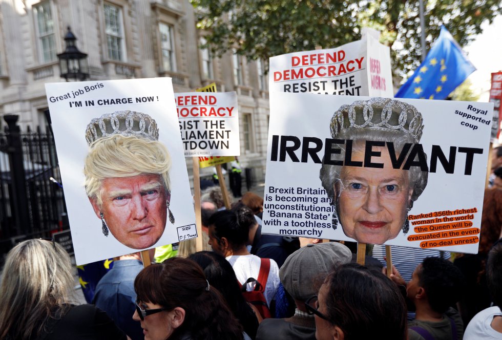 Miles de personas se han conjurado este sábado para frenar desde las calles de las principales ciudades del Reino Unido la suspensión del Parlamento impuesta por Boris Johnson. En la imagen, manifestantes protestan frente a la residencia del primer ministro británico en Londres.