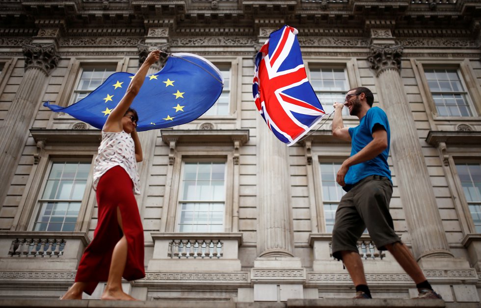"Lo que ha ocurrido se llama golpe de Estado, y la respuesta debe ser que ocupemos el Parlamento", explicaba Gabriel Adams, de 55 años, que se había desplazado hasta Londres desde la localidad de Northhamptonshire. En la imagen, dos manifestantes protestan frente a la residencia del primer ministro en Londres con banderas del Reino Unido y Europea.