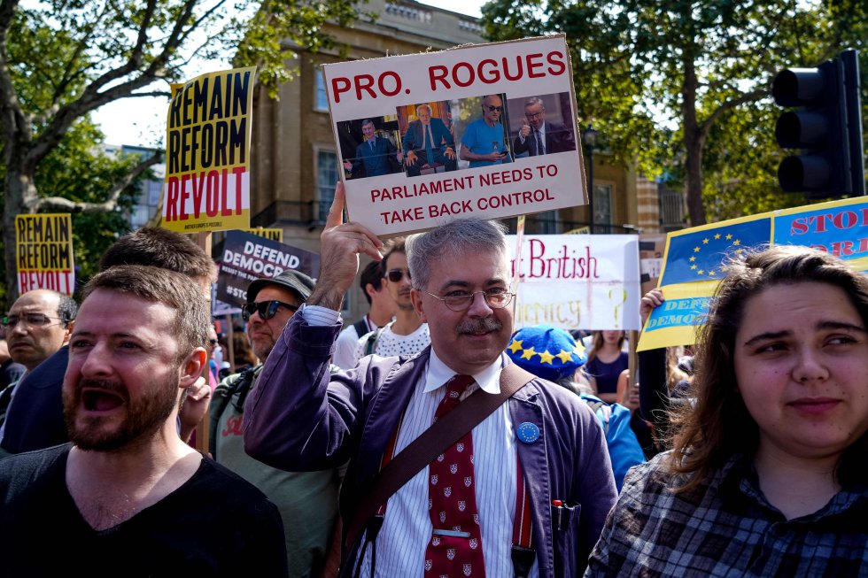 Manifestantes sostienen pancartas contra el cierre del Parlamento británico durante la marcha en Londres.