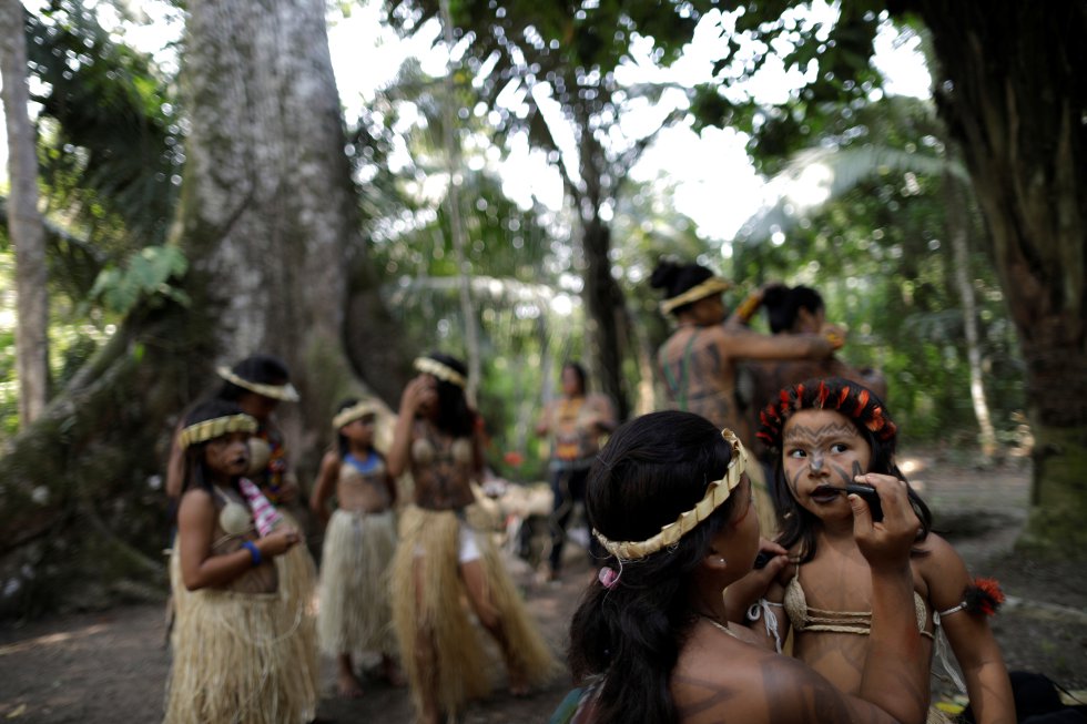 Mujeres de la tribu Shanenawa preparan a las niÃ±as para los rituales, durante los cuales danzan con las caras pintadas. Entre el 1 de enero y el 22 de agosto se ha registrado un aumento de los focos de incendio de 85% mÃ¡s que en el mismo periodo de 2018. Los satÃ©lites muestran que mÃ¡s del 80% del territorio devorado por las llamas estÃ¡ en la Amazonia.