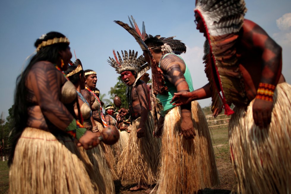 IndÃ­genas de la tribu bailan durante el festival en el que celebran la naturaleza y piden el fin de la quema del Amazonas. En ocasiones anteriores, el presidente de Brasil, Jair Bolsonaro, ha expresado opiniones negativas hacia la comunidad indÃ­gena, seÃ±alando que una gran parte del territorio del paÃ­s es improductivo por los derechos especiales con los que cuentan las tribus indÃ­genas de Brasil.