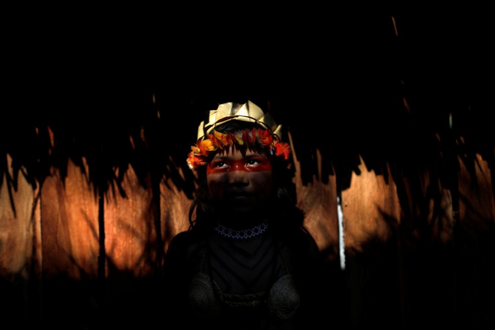 "Si los incendios continúan, dentro de 50 años no existirá el bosque", señaló Bainawa Inu Hornea, uno de los líderes de la tribu Shanenawa. En la imagen, una niña indígena de la tribu durante el festival celebrado en el estado Acre (Brasil), el 1 de septiembre.