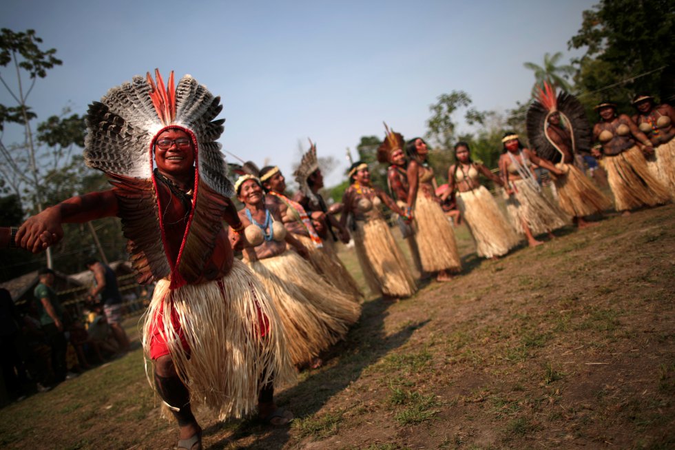 IndÃ­genas de la tribu Shanenawa bailan durante un festival para celebrar la naturaleza y pedir el fin de los incendios en la Amazonia, en la aldea indÃ­gena de Morada Nova, cerca de Feijo (Brasil).