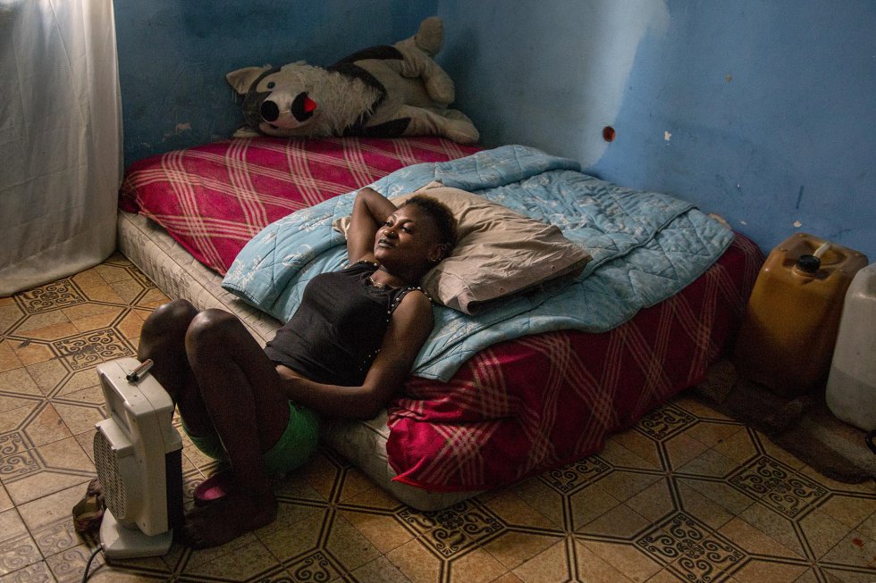 A., una joven nigeriana de 19 años, descansa en la habitación donde suele recibir a sus clientes en Castelvolturno.
