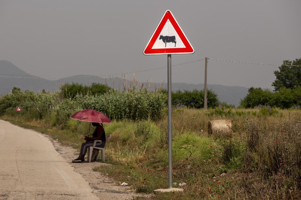Una prostituta nigeriana espera que lleguen clientes en una carretera cercana a Castelvolturno.