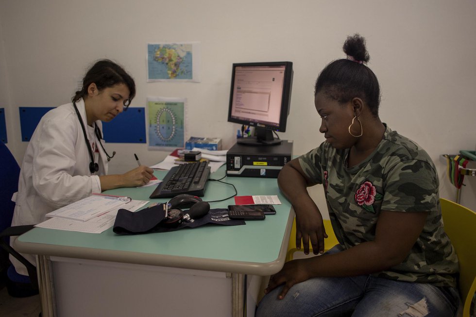 Una joven nigeriana en el consultorio de urgencias de Castelvolturno. Entre otras muchas actividades, la clínica presta apoyo a las mujeres y les facilita el acceso a los servicios sanitarios de la zona y mejorando su información sobre las enfermedades de transmisión sexual.
