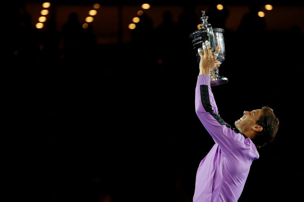 Rafa Nadal sostiene su trofeo tras conquistar el US Open masculino.