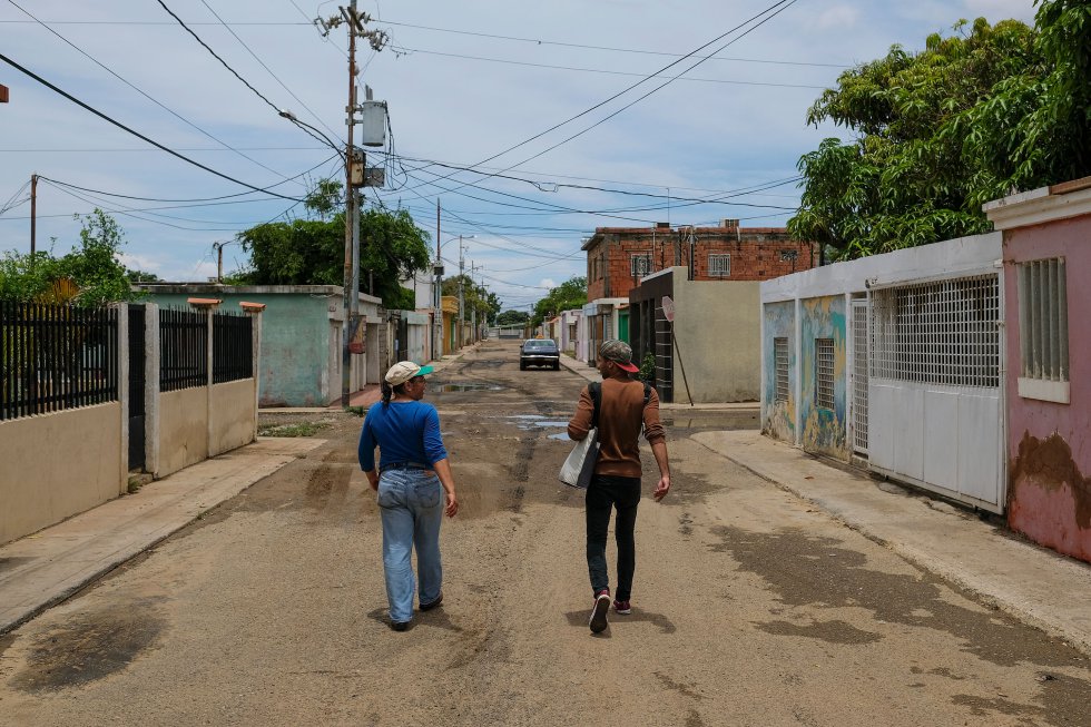 Los racionamientos eléctricos de 12 horas diarias, o más, han colapsado los servicios y la actividad económica de la ciudad petrolera de Venezuela. En la imagen, Triztan Rodríguez camina junto a su madre por una calle de Maracaibo (Venezuela).