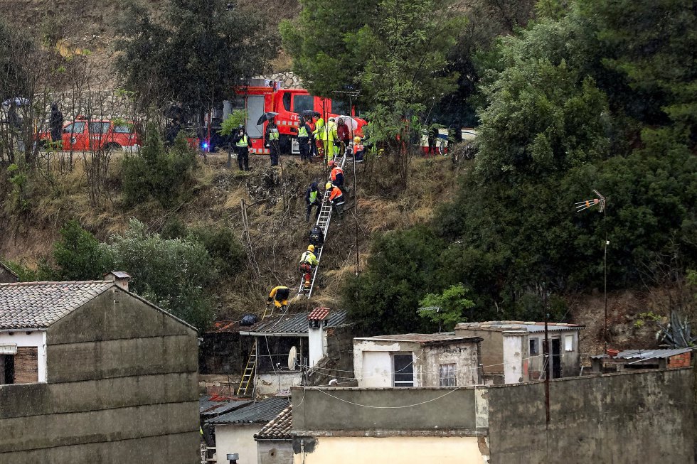 En la localidad de Moixent se ha desbordado la rambla del Bosquet arrastrando varios coches, aunque ninguno de ellos estaba ocupado. En la imagen, un equipo de bomberos ayuda a desalojar a los vecinos de Ontinyent (Valencia).