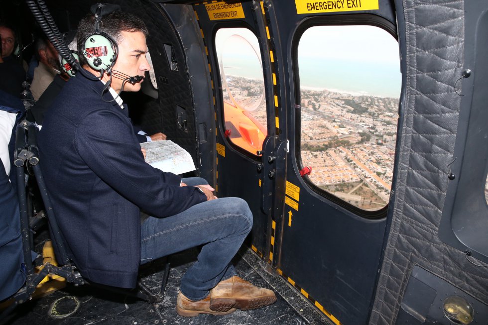 Pedro SÃ¡nchez ha visitado este sÃ¡bado las zonas afectadas. El presidente se ha desplazado a Orihuela, uno de los puntos mÃ¡s devastados por las lluvias, acompaÃ±ado por los ministros Ãbalos y Grande-Marlaska y ha manifestado que el Gobierno atenderÃ¡ las necesidades del municipio tras los daÃ±os sufridos. "Vamos a estar ahÃ­", ha dicho el presidente a algunos vecinos que se encontraban ante el Ayuntamiento. SÃ¡nchez ha sobrevolado ademÃ¡s en helicÃ³ptero el sur de la provincia de Alicante para observar el alcance de las inundaciones.