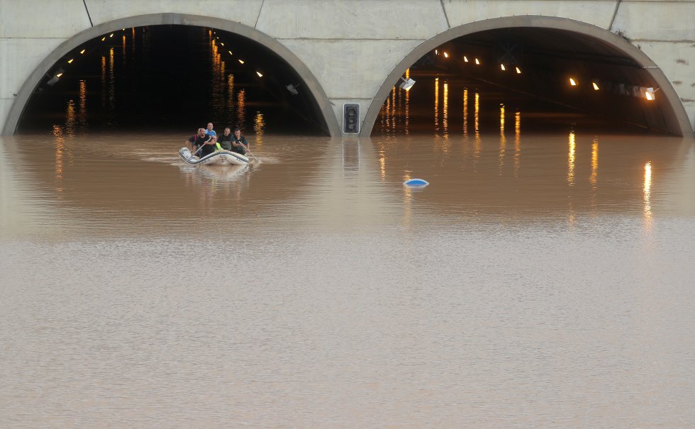 Personal de emergencias rescata a varios trabajadores del interior de un túnel en Pilar de la Horadada (Alicante), el 13 de septiembre, tras las inundaciones por la gota fría