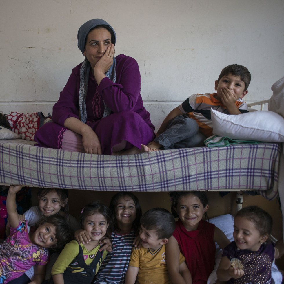 Amina, una mujer siria de 38 años, en el Centro de Estancia Temporal de Inmigrantes (CETI) de Melilla con sus hijos y sobrinos en 2015. Amina es una refugiada siria que huyó de su país para salvar la vida de sus hijos. Cuando llegó a España, ella y su familia recibieron atención psicológica por parte del equipo de profesionales de Save the Children. La organización trabaja en Melilla con programas de atención a la infancia migrante.