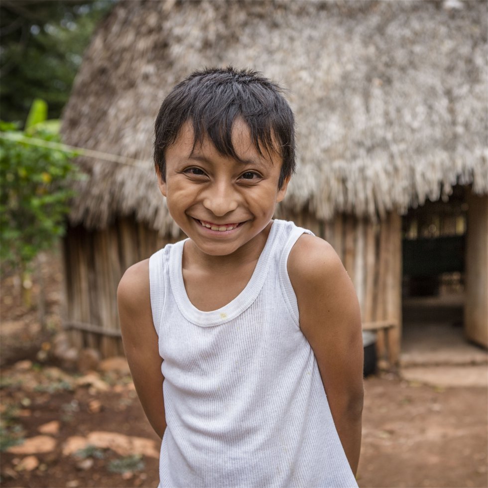 Rudi, de nueve años, vive con su familia en una aldea de la comunidad maya en Yucatán (México). En agosto de 2015, una inundación arrasó con los cultivos de su familia y mató a casi todos sus animales, dejando a Rudi expuesto a la pobreza y a la desnutrición. Gracias al programa de salud y nutrición de Save the Children en la zona, la familia de Rudi ha construido un jardín en el que cultivar frutas y verduras para tener una dieta diversa y saludable.