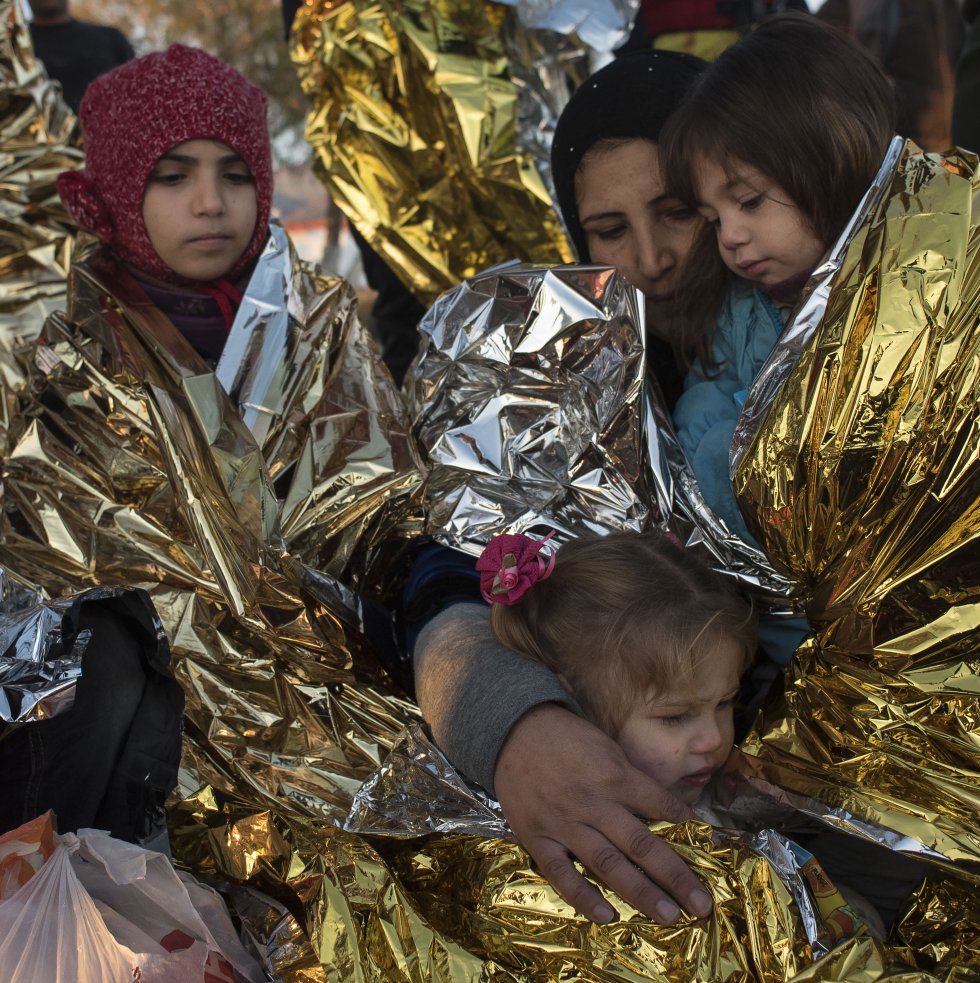 En 2015, Europa vivió la mayor crisis humanitaria de su historia desde la Segunda Guerra Mundial, con la llegada de miles de refugiados procedentes principalmente de Siria y de Afganistán, la mitad de ellos, menores. Save the Children estuvo presente en Grecia desde el inicio de la crisis, proporcionando ayuda a niños y adultos que huían de las bombas, las balas y la tortura de sus lugares de origen. En la imagen, refugiados recién llegados a la isla griega de Lesbos en diciembre de 2015.