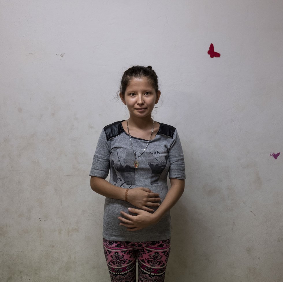 En el verano de 2018, Ángela, embarazada de cinco meses, estaba detenida en el Centro para Menores Migrantes de Tapachula (México). Save the Children ofrece apoyo psicológico a las niñas y adolescentes embarazadas que pasan por este centro. Ángela salió sola de Honduras porque no quería que su bebé creciera en el entorno de violencia y pobreza en el que ella se había criado. Meses después de su llegada, fue deportada por la policía mexicana a su país. La ruta migrante de Centroamérica hasta Estados Unidos es una de las más peligrosas del mundo. Save the Children trabaja en ella protegiendo y defendiendo los derechos de la infancia.