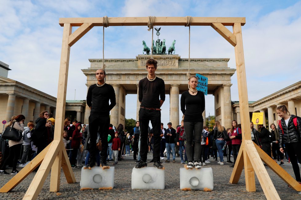 Activistas realizan una acciÃ³n reivindicativa contra el cambio climÃ¡tico frente a la Puerta de Brandenburgo en BerlÃ­n durante la protesta de hoy. 