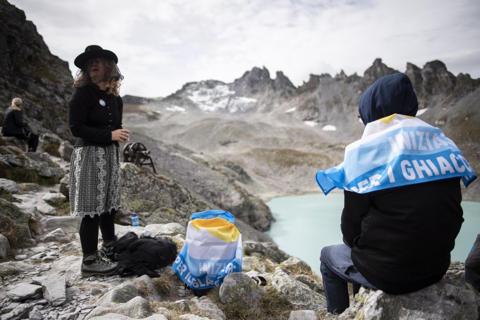 Tanto en Suiza como en Islandia, dos paÃ­ses conocidos por sus glaciares, los cientÃ­ficos comparten su preocupaciÃ³n por el calentamiento global. En la imagen, una montaÃ±era vestida de duelo cerca del glaciar Pizol (Suiza).