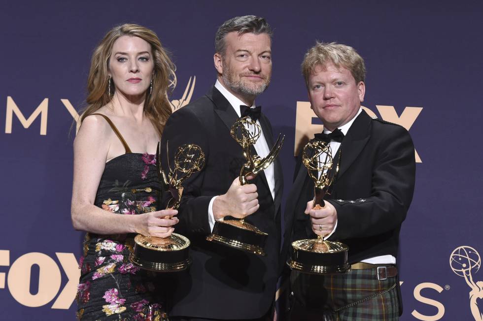 Annabel Jones, Charlie Brooker y Russell McLean celebran su triunfo en la categorÃ­a de Mejor pelÃ­cula para televisiÃ³n por 'Black Mirror. Bandersnatch'.