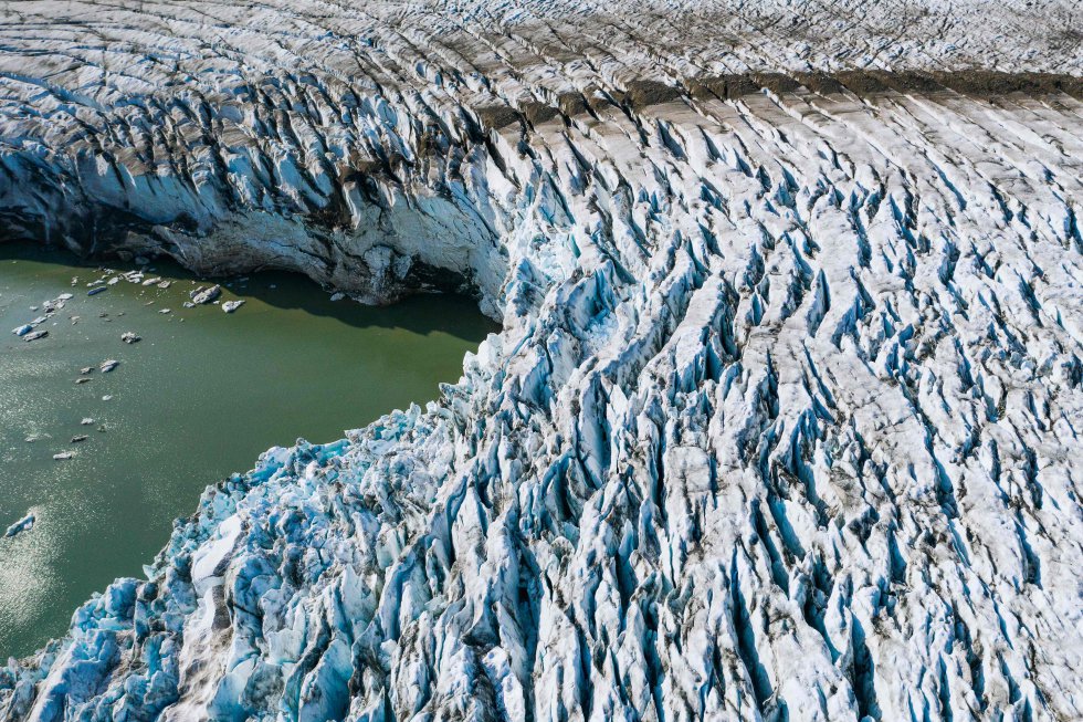 La Organización de las Naciones Unidas ha advertido este miércoles de que el calentamiento global está devastando los océanos y los espacios congelados de la Tierra, amenazando directamente a gran parte de la humanidad. La fotografía muestra una vista del glaciar Apusiajik, cerca de Kulusuk, un asentamiento en la costa sureste de Groenlandia, el 17 de agosto de 2019.