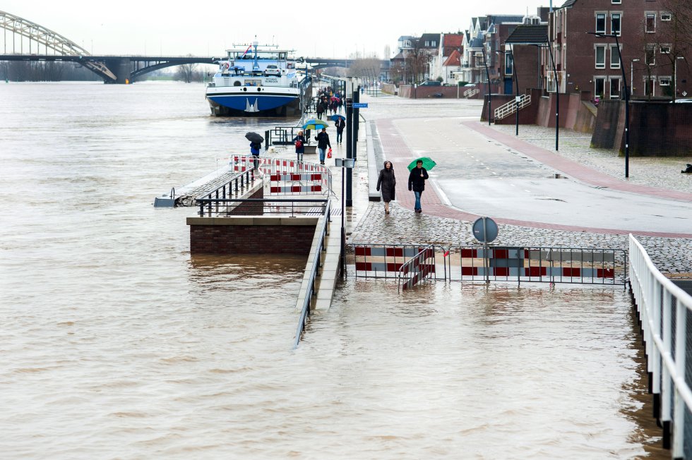 Las inundaciones en Nimega (Holanda) alcanzaron su nivel máximo en enero de 2018. Las casas alrededor del río Spiegelwaal estaban casi bajo el agua. Holanda está atravesada por grandes ríos como el Rin, el Mosa y el Escalda, y la protegen una red de diques, ya que un 59% de su territorio sufre riesgo de inundación, un 26% está bajo el nivel del mar y un 29% se puede anegar si los ríos se desbordan.