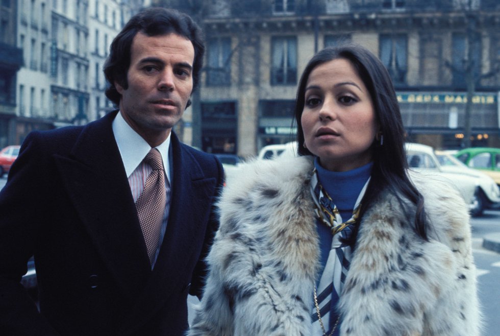 Julio Iglesias e Isabel Preysler. En una fiesta de la jet set en 1970, Julio Iglesias se acercó al anfitrión de la reunión para preguntar quién era aquella chica. “Es Isabel Preysler y es filipina. Está estudiando en Madrid”, le contaron. Él, que por entonces tenía una novia en Londres, respondió: “Me encanta. ¿Me la presentas?”. En verano de ese año la pareja disfrutó de su primera cita formal. Fueron juntos a un concierto de Juan Pardo. Desde ese momento, la fascinación del cantante por aquella mujer aumentó. Para él fue un flechazo pero Isabel fue difícil de conquistar. Se casaron en 1971 y se divorciaron siete años después.