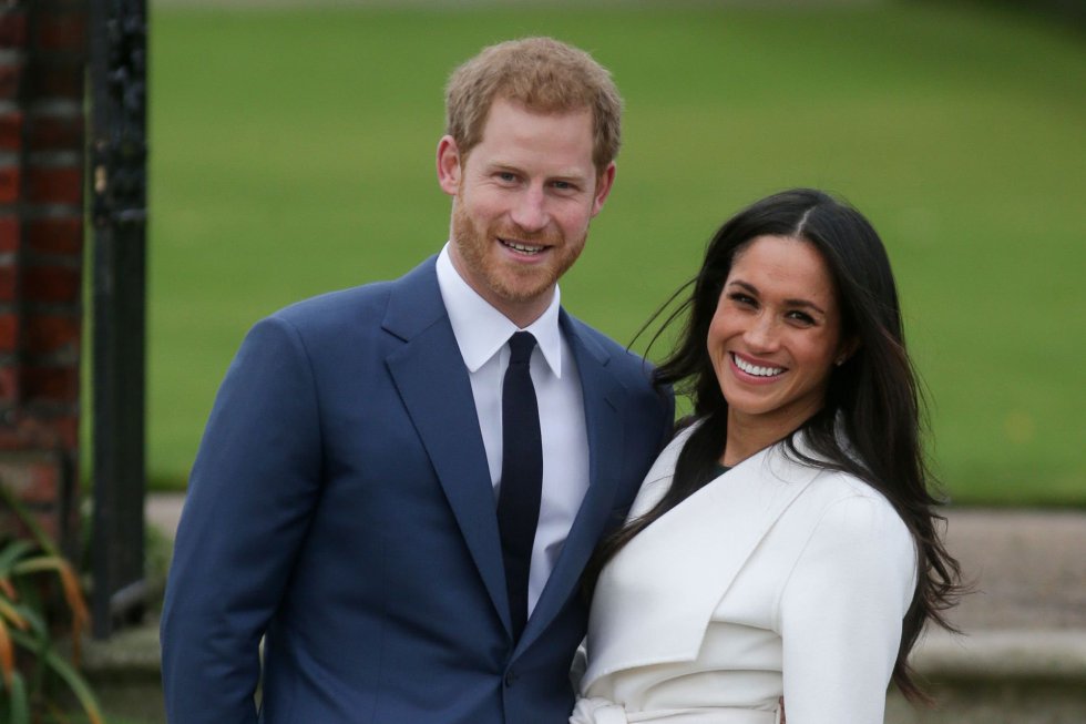 Enrique de Inglaterra y Meghan Markle. Se conocieron en una cita a ciegas organizada por un amigo común, y el príncipe Enrique, que hasta entonces no sabía nada de la actriz Meghan Markle, se enamoró “tan increíblemente rápido” que comprendió que “las estrellas estaban alineadas”. Un mes después, lograron cuadrar sus complicadas agendas y él la invitó a pasar cinco días de acampada en Botsuana. Así lo explicaron los propios duques de Sussex en la primera entrevista televisiva que ofrecieron tras anunciar oficialmente su compromiso, el 27 de noviembre de 2017. El 19 de mayo del año siguiente se casaron y el pasado 6 de mayo nació Archie.