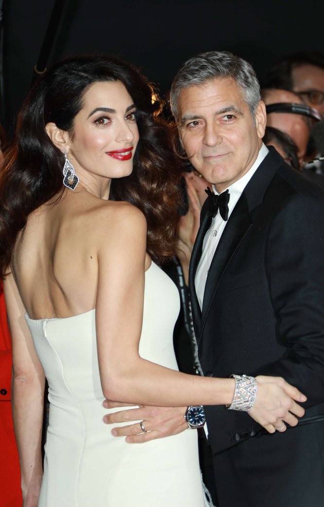 George y Amal Clooney. “Cuando la conocí, supe que era extraordinariamente extraordinaria”, compartió el ganador del Oscar sobre la madre de sus gemelos, con quien se casó en 2013. “Me preguntaba si alguna vez tendría la oportunidad de salir con ella. Fuimos amigos por un tiempo y afortunadamente ella dijo que sí”.