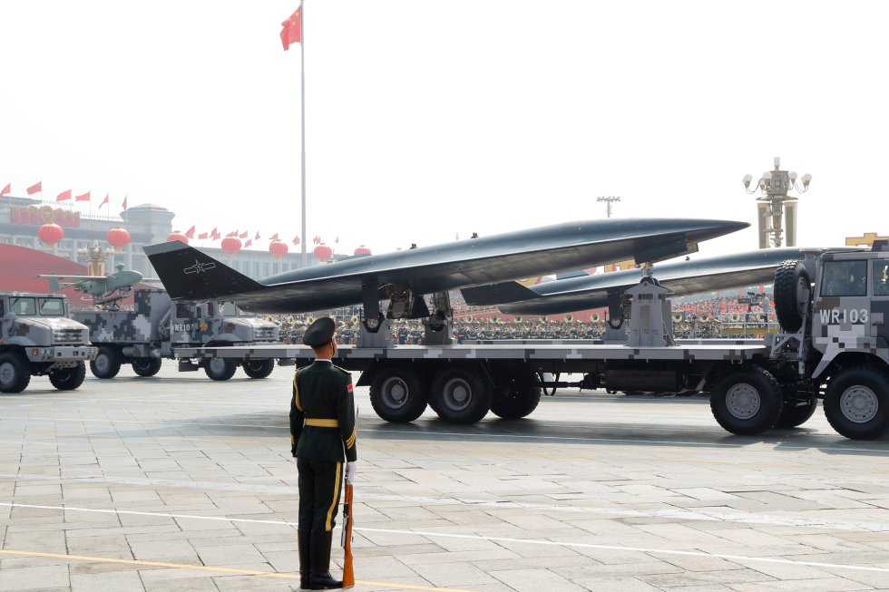 Vehículos militares transportan modelos del WZ-8, un dron de reconocimiento hipersónico capaz de identificar objetivos a gran distancia y en un mínimo lapso de tiempo.