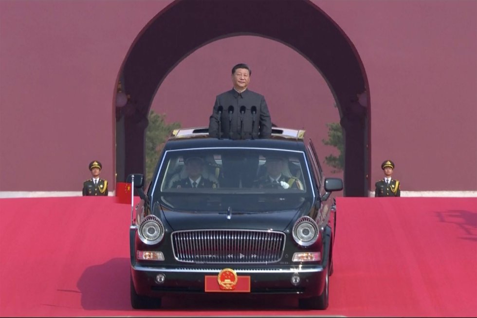 El líder chino Xi Jinping en una limusina descapotable durante el desfile para conmemorar el 70 aniversario de la fundación de la China comunista, en Beijing.rn