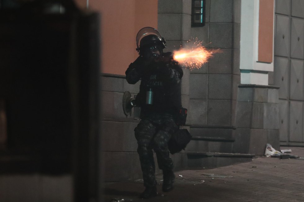 Este lunes al centro histórico de Quito (Ecuador), durante la protesta, un policía dispara contra los manifestantes.