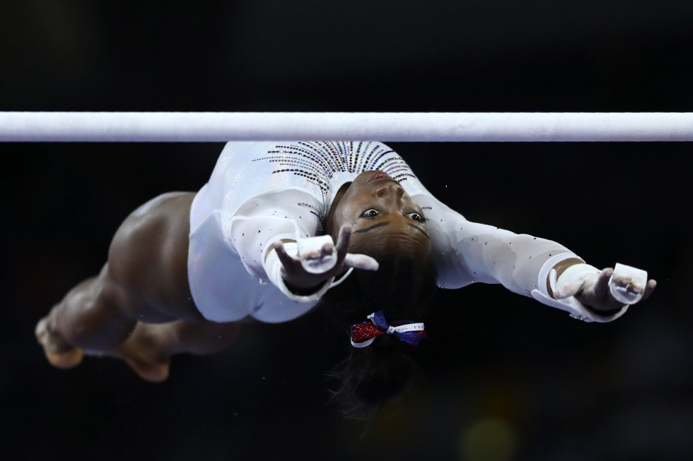 Simone Biles, durante su ejercicio de paralelas en Stuttgart (Alemania), el 10 de octubre de 2019, con el que la gimnasta estadounidense ha logrado su quinto título mundial absoluto, algo que ninguna mujer había logrado hasta ahora.