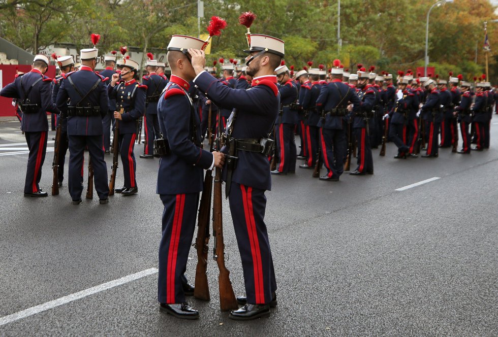 Soldados de la Guardia Real se preparan en el madrileño Paseo de la Castellana, antes del desfile de la Fiesta Nacional.