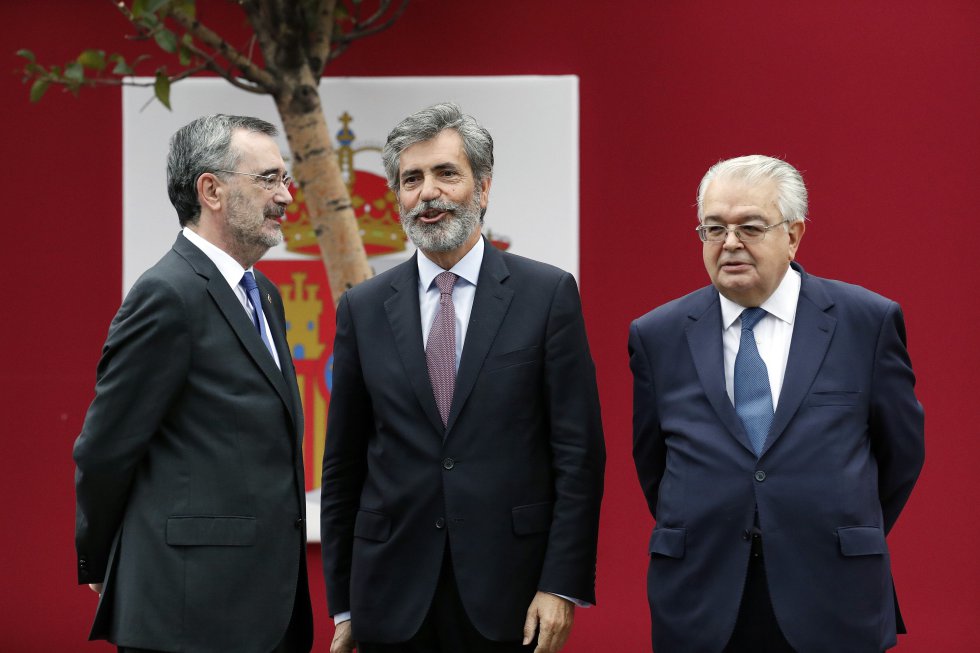 Desde la izquierda: Manuel Cruz, presidente del Senado; Carlos Lesmes , presidente del Tribunal Supremo y del Consejo General del Poder Judicial, y Juan José González Rivas, presidente del Tribunal Constitucional, en el madrileño Paseo de la Castellana durante la marcha militar.