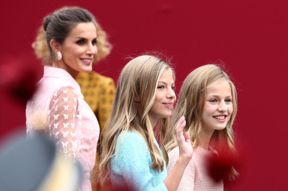 La reina Letizia, con la princesa de Asturias, Leonor (derecha) y la infanta Sofía, a su llegada al desfile.