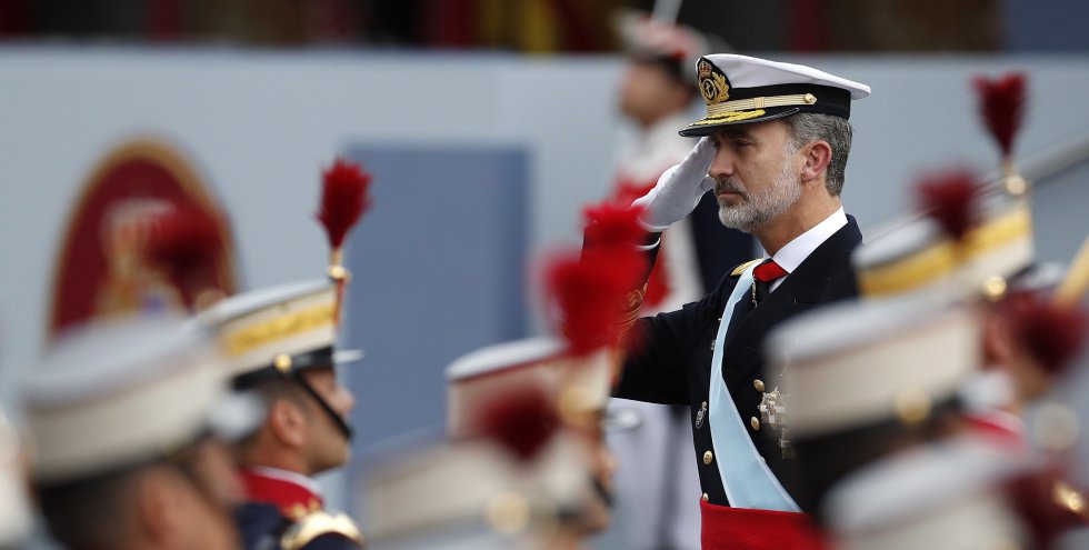 El rey Felipe VI pasa revista a las tropas durante el desfile de la Fiesta Nacional en el madrileño Paseo de la Castellana.