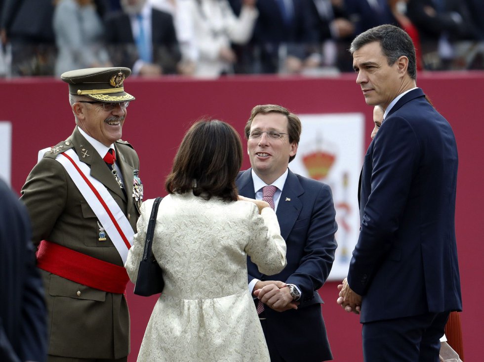 El presidente del Gobierno en funciones, Pedro Sánchez (a la derecha), junto al alcalde de Madrid, José Luis Martínez-Almeida (segundo por la derecha), y el general Fernando Alejandro (a la izquierda), jefe de Estado Mayor de la Defensa (Jemad).