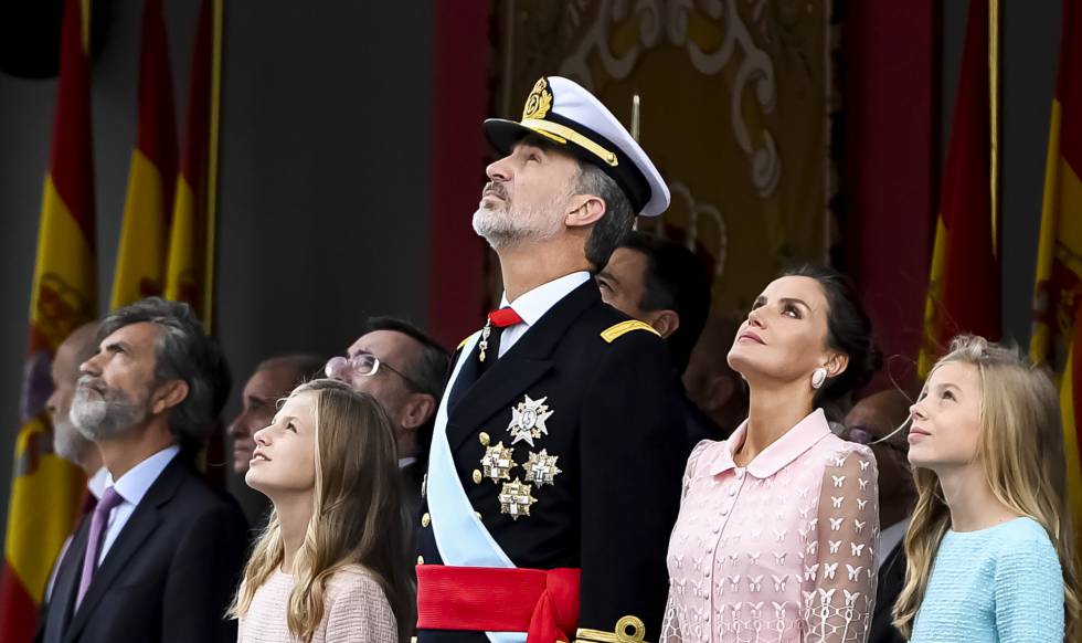 Los Reyes, acompañados de la princesa Leonor, la infanta Sofía y resto de autoridades, observan la Patrulla Aguila que ha sobrevolado el paseo de la Castellana desde la tribuna.