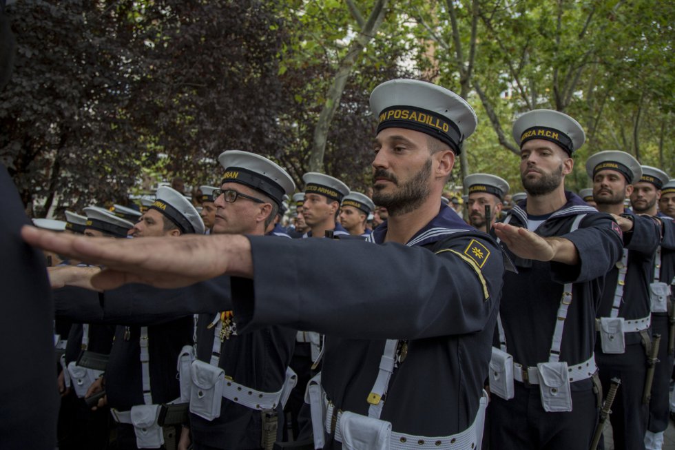 Militares de la Marina desfilan por el paseo de la Castellana.