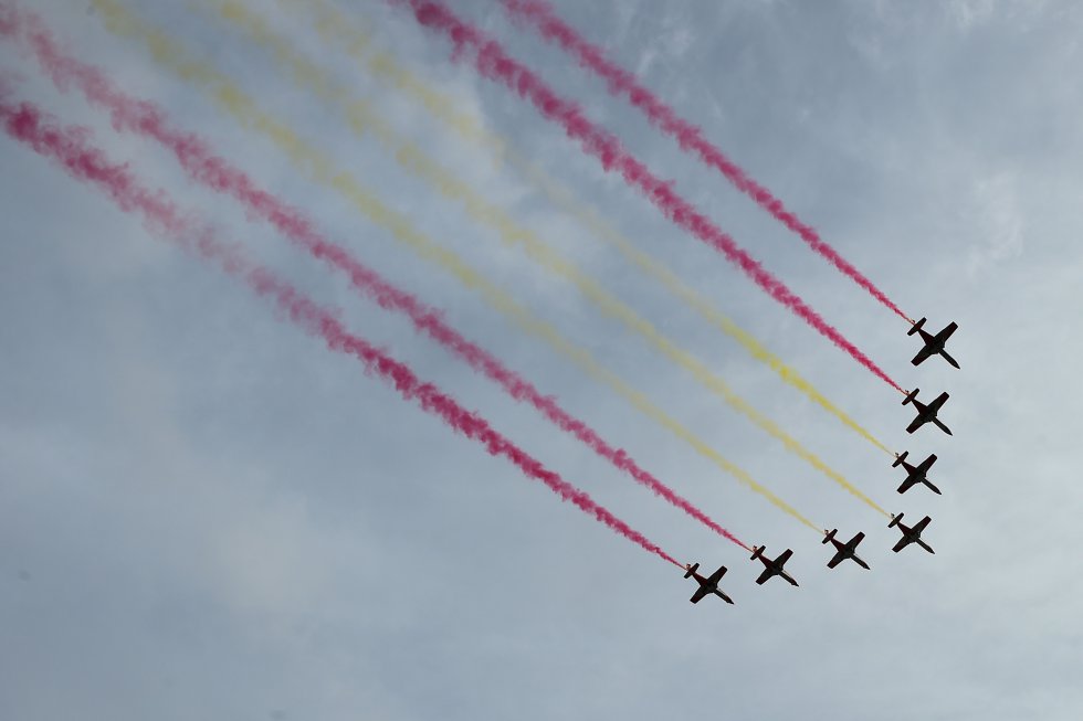 La Patrulla Aguila surca el cielo al inicio del desfile, tras el izado de la bandera nacional.