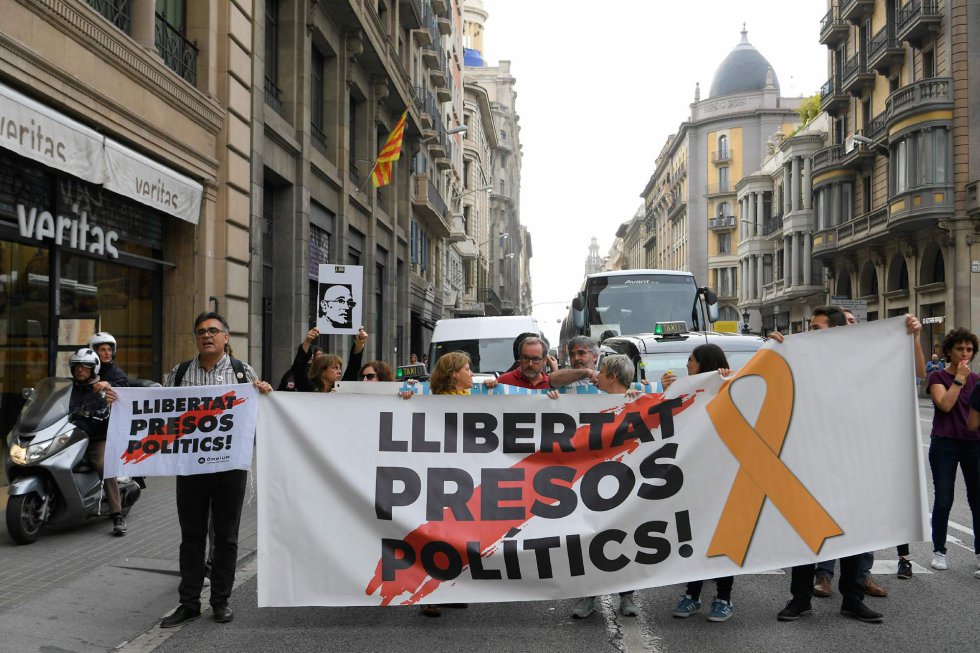 Concentración en la Vía Layetana, en el centro de Barcelona, tras la publicación del fallo judicial de la sentencia del 'procés', este lunes.