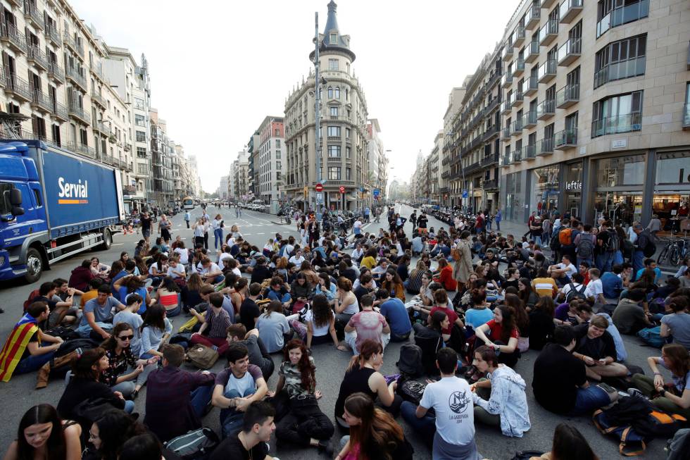 Grupos de estudiantes realizan una sentada en la plaza de la Universidad, en Barcelona.
