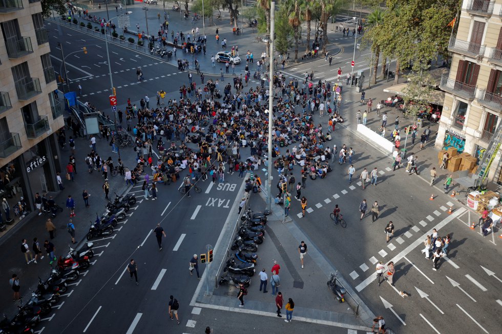 Sentada de estudiantes en la plaza de la Universidad de Barcelona tras hacerse pública la sentencia del 'procés'.