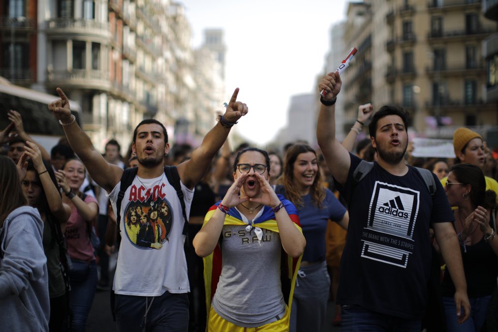 Manifestantes participan en las protestas contra la sentencia del 'procés', en Barcelona este lunes.