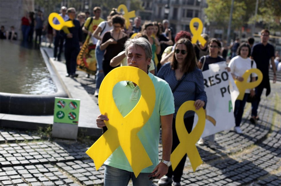 Manifestantes en Barcelona contra la sentencia del 'procés' llevan lazos amarillos, este lunes.