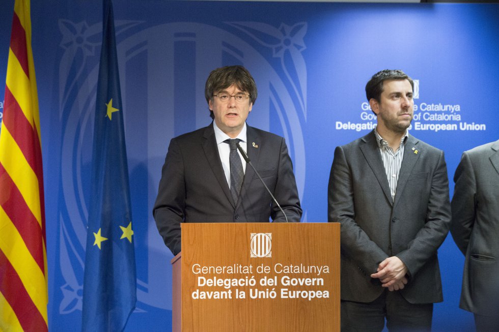Carles Puigdemont en una rueda de prensa en Bruselas tras conocer la decisión del juez Pablo Llarena de cursar una orden europea e internacional de detención y entrega contra el expresidente. 