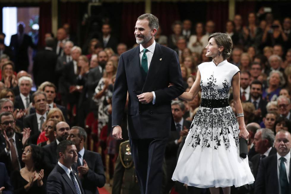 Los Reyes a su llegada al estrado del Teatro Campoamor para celebrar los premios Princesa de Asturias en 2017. Para ese año, doña Letizia lució muy elegante con el pelo recogido un vestido muy elaborado con una falda de amplio vuelo firmada por su diseñador de cabecera, Felipe Varela, en tonos blancos y negros.