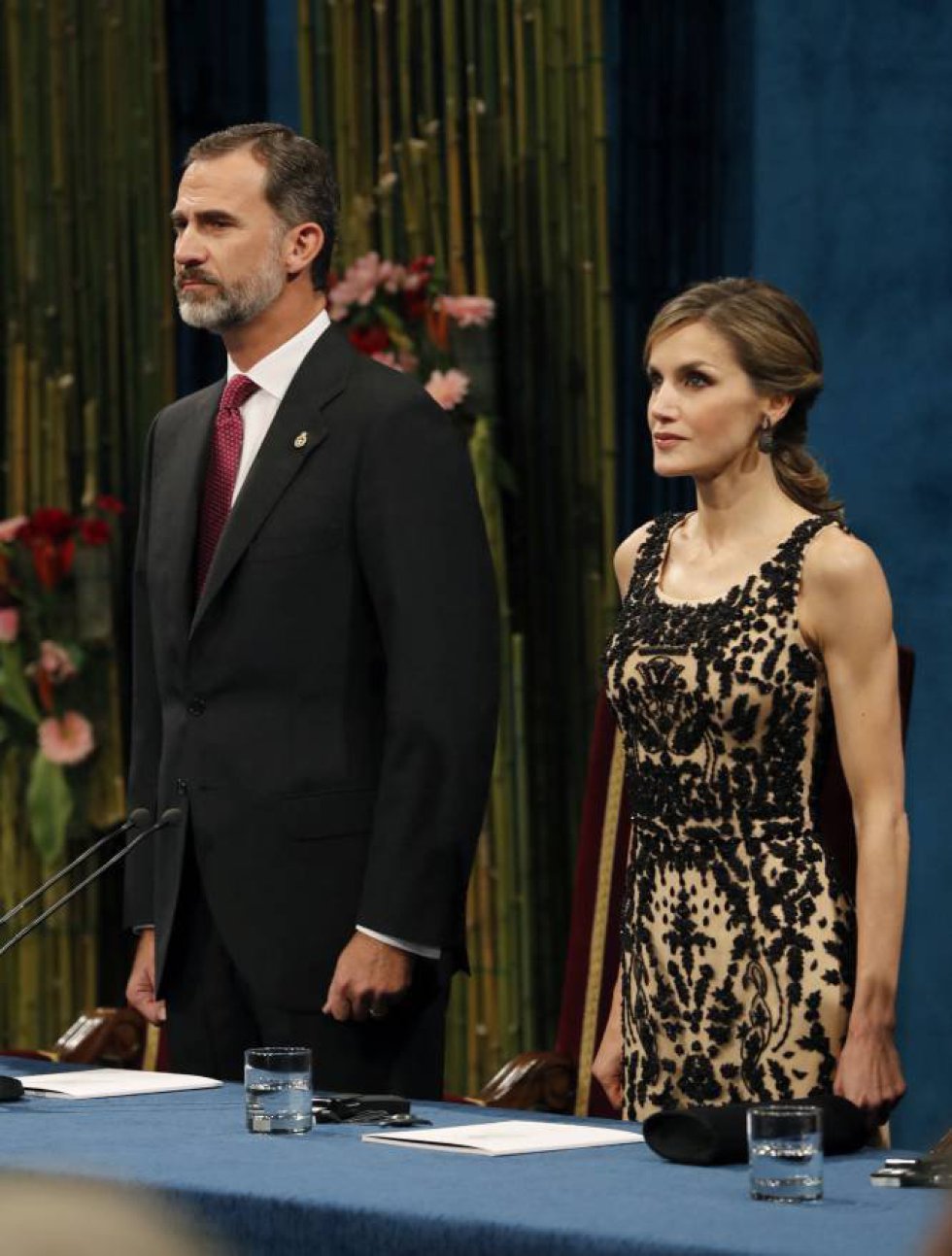 Los Reyes Felipe y Letizia, durante la ceremonia de entrega de los Premios Princesa de Asturias 2016. rn