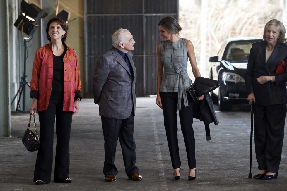 La Reina con Teresa Sanjurjo Gonzalez, a la izquierda, el director Martin Scorsese y su esposa Helen Morris, en los premios Princesa de Asturias de 2018.. Doña Letizia combinó una blusa de Zara con pantalones y zapatos negros.