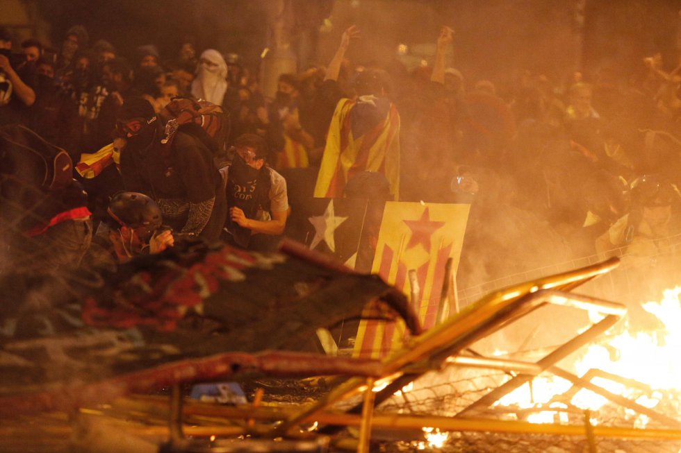Manifestantes durante los incidentes que se están produciendo en Barcelona.
